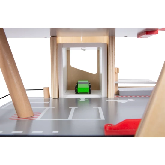 Třípatrová garáž s magnetickými prvky pro malé závodníky.