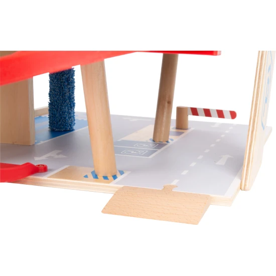 Třípatrová garáž s magnetickými prvky pro malé závodníky.