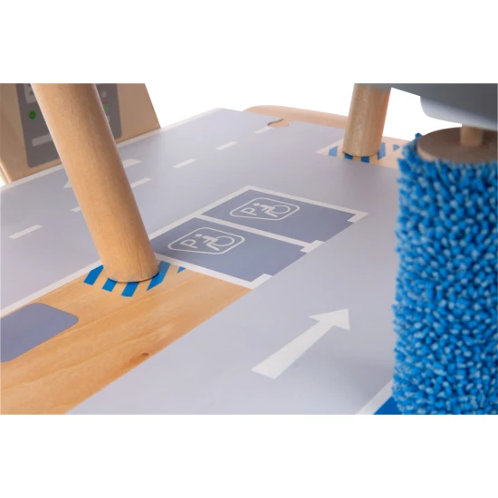 Třípatrová garáž s magnetickými prvky pro malé závodníky.