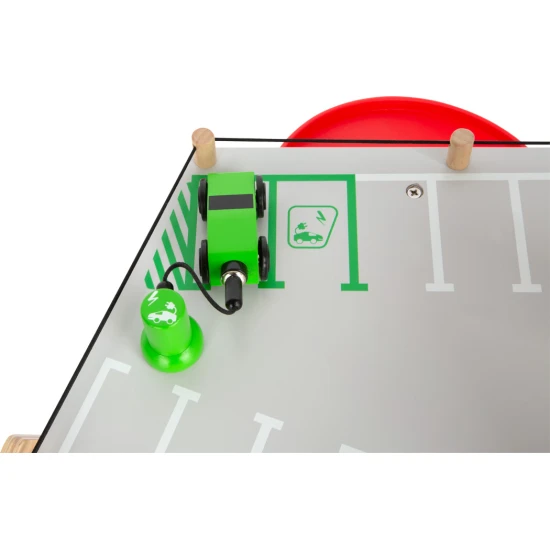 Třípatrová garáž s magnetickými prvky pro malé závodníky.