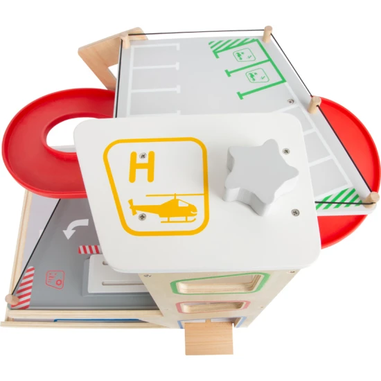 Třípatrová garáž s magnetickými prvky pro malé závodníky.