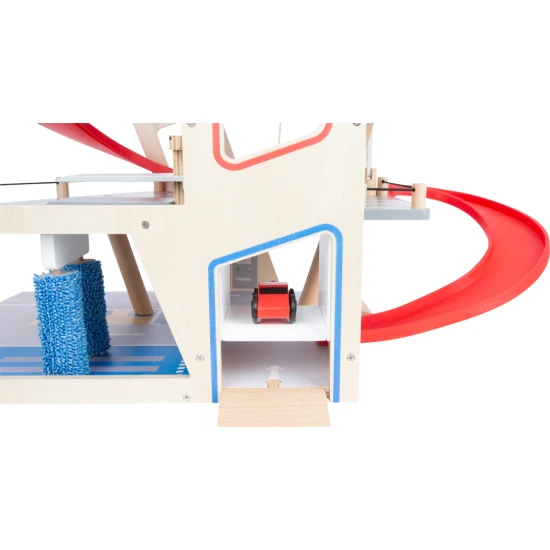 Třípatrová garáž s magnetickými prvky pro malé závodníky.