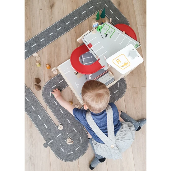 Třípatrová garáž s magnetickými prvky pro malé závodníky.