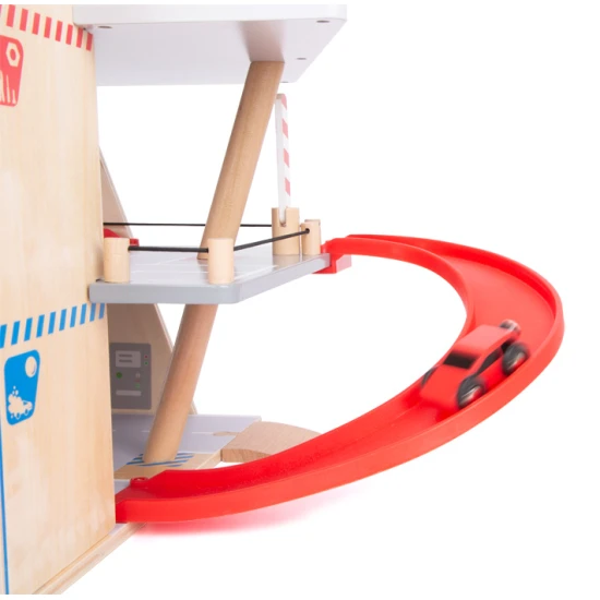 Třípatrová garáž s magnetickými prvky pro malé závodníky.