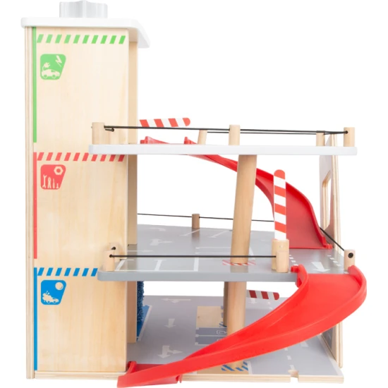 Třípatrová garáž s magnetickými prvky pro malé závodníky.