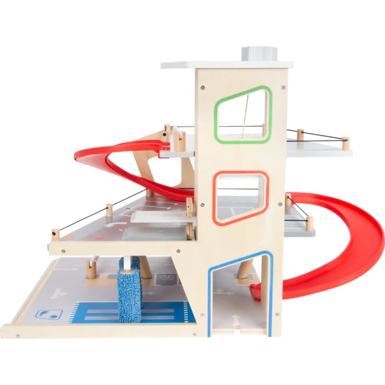 Třípatrová garáž s magnetickými prvky pro malé závodníky.