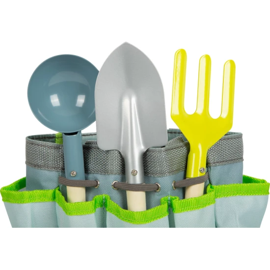 Small Foot by Legler Zahradní nářadí s taškou V tašce jsou všechny nástroje, které děti potřebují pro práci na zahradě.