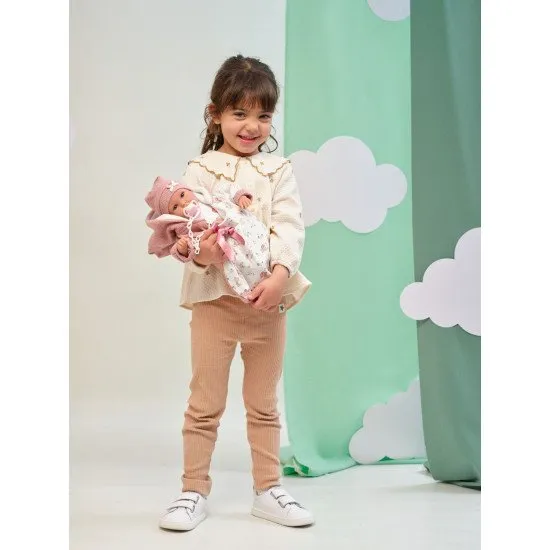 Llorens Llorens Miminko s měkkým tělem a zvuky v zavinovačce 36 cm Mluvící miminko Llorens s měkkým látkovým tělem, 36 cm, které vydává zvuky „máma“, „papá“ a pláče, vhodné pro děti od 3 let.