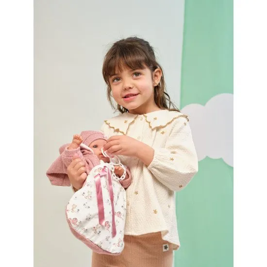 Llorens Llorens Miminko s měkkým tělem a zvuky v zavinovačce 36 cm Mluvící miminko Llorens s měkkým látkovým tělem, 36 cm, které vydává zvuky „máma“, „papá“ a pláče, vhodné pro děti od 3 let.