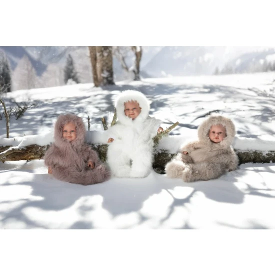 Mluvící miminko Llorens 45 cm v huňatém overalu – měkké tělo, zvuková panenka