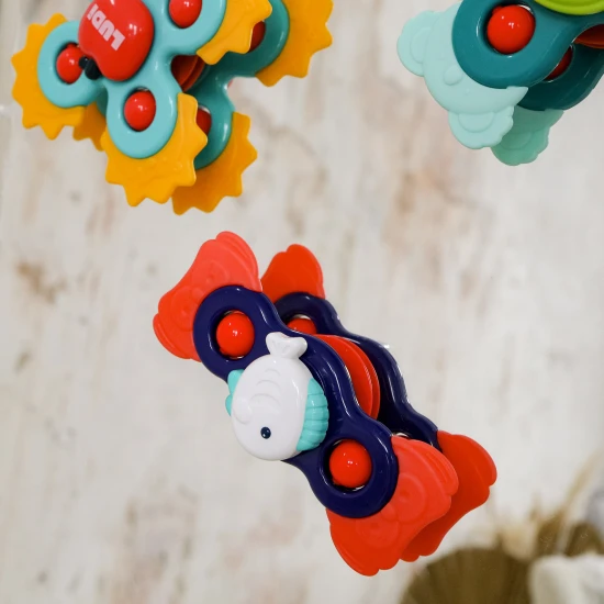 Baby spinnery mají měkké, pružné okraje a při otáčení vydávají zvuk, který dítě zaujme.