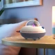 Bluetooth reproduktor Cosmo Bubbly s futuristickým designem a světelnými efekty.
