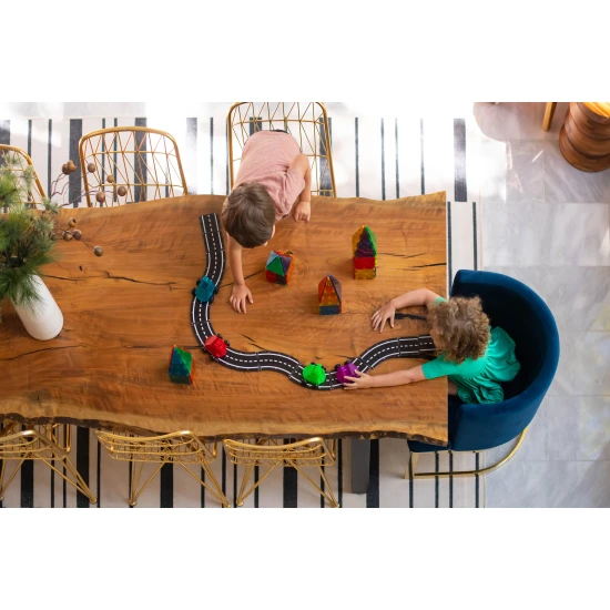 S magnetickou stavebnicí si vytvoříte různé typy cest.