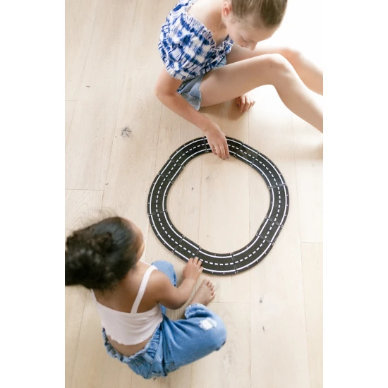 S magnetickou stavebnicí si vytvoříte různé typy cest.