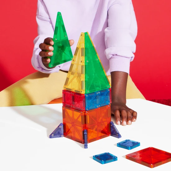 Stavebnice MAGNA-TILES kombinuje velké a malé dílky.