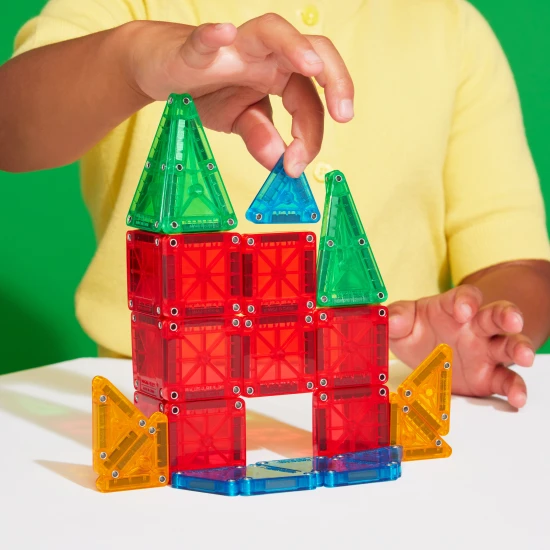 Magnetická stavebnice MAGNA-TILES vhodná pro cestování.