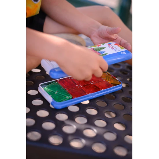 Magnetická stavebnice MAGNA-TILES vhodná pro cestování.