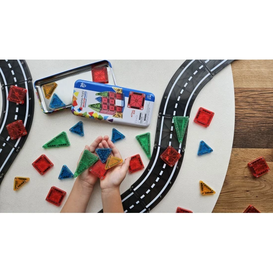 Magnetická stavebnice MAGNA-TILES vhodná pro cestování.