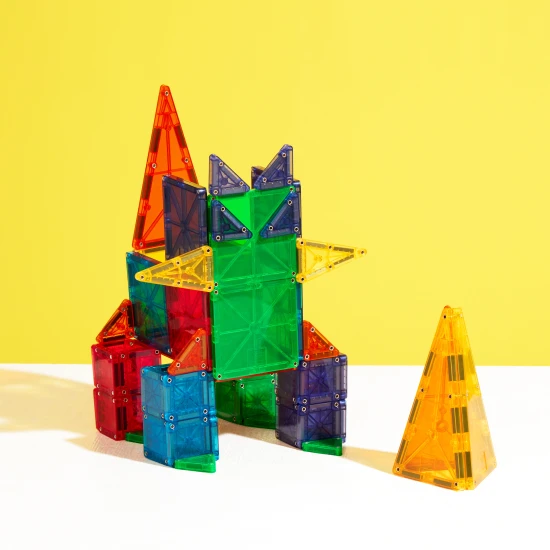 Stavebnice MAGNA-TILES kombinuje velké a malé dílky.