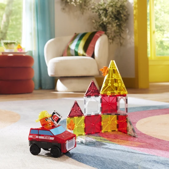 Magnetická stavebnice MAGNA-TILES Fire Rescue – dětské hasičské auto, figurka hasiče a ohnivé dílky