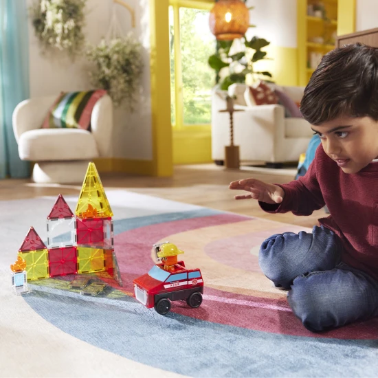 Magnetická stavebnice MAGNA-TILES Fire Rescue – dětské hasičské auto, figurka hasiče a ohnivé dílky
