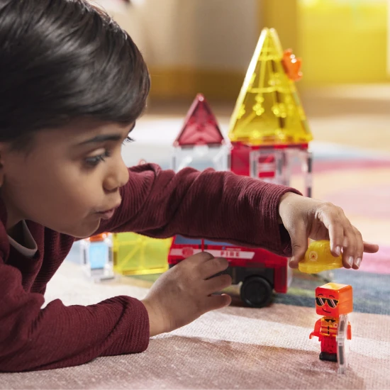 Magnetická stavebnice MAGNA-TILES Fire Rescue – dětské hasičské auto, figurka hasiče a ohnivé dílky