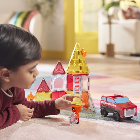 Magnetická stavebnice MAGNA-TILES Fire Rescue – dětské hasičské auto, figurka hasiče a ohnivé dílky
