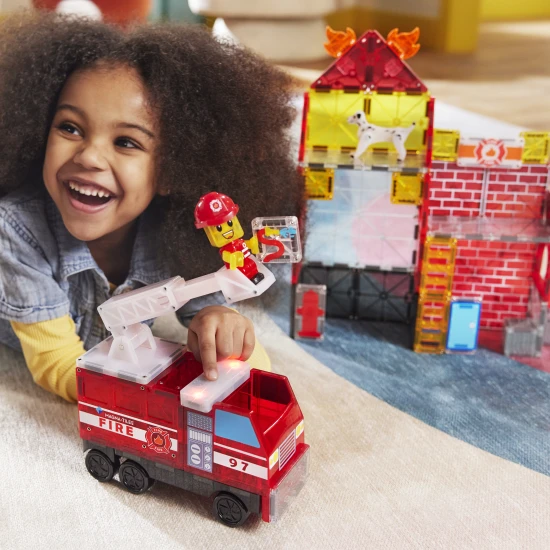 Magnetická stavebnice MAGNA-TILES Hasičská stanice – dětská stavebnice s hasičem, žebříkem, světly a sirénou