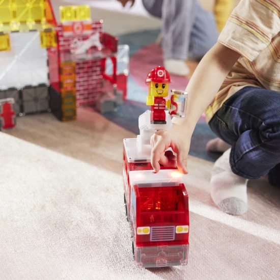 Magnetická stavebnice MAGNA-TILES Hasičská stanice – dětská stavebnice s hasičem, žebříkem, světly a sirénou