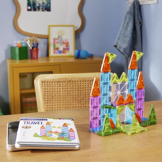 Magnetická stavebnice MAGNA-TILES Travel Set Deluxe - 55 mini dílků v plechovém pouzdře pro hru na cestách