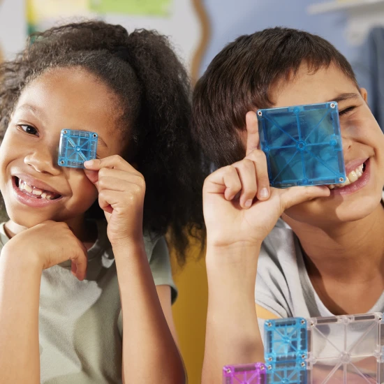 Magnetická stavebnice MAGNA-TILES Travel Set Deluxe - 55 mini dílků v plechovém pouzdře pro hru na cestách