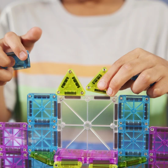 Magnetická stavebnice MAGNA-TILES Travel Set Deluxe - 55 mini dílků v plechovém pouzdře pro hru na cestách