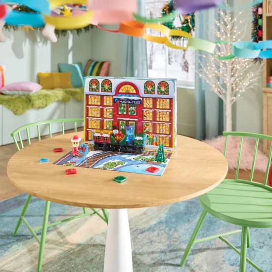 Magnetická stavebnice MAGNA-TILES microMAGS Adventní kalendář – 34 dílků s vánočními motivy, figurkami a mikropodvozkem
