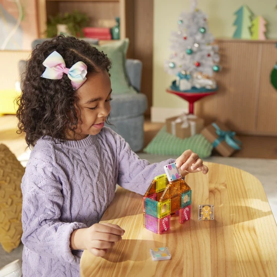 MAGNA-TILES microMAGS Gingerbread House Travel Set – magnetická stavebnice 24 dílů pro děti od 3 let