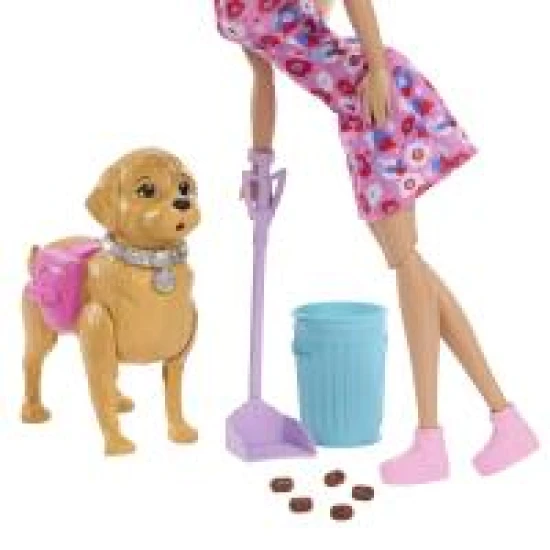 Barbie panenka se psíkem na procházce
