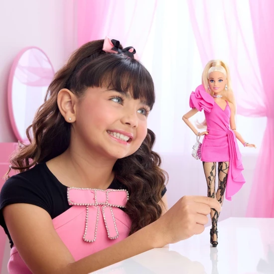 Barbie Deluxe Style modelka v růžových šatech s volánem