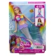 Panenka Barbie™ Blikající mořská panna s perleťovým ocasem, který svítí jednou ze čtyř barevných show, a doplňky jako duhové ploutve a princeznovský diadém.