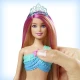 Panenka Barbie™ Blikající mořská panna s perleťovým ocasem, který svítí jednou ze čtyř barevných show, a doplňky jako duhové ploutve a princeznovský diadém.