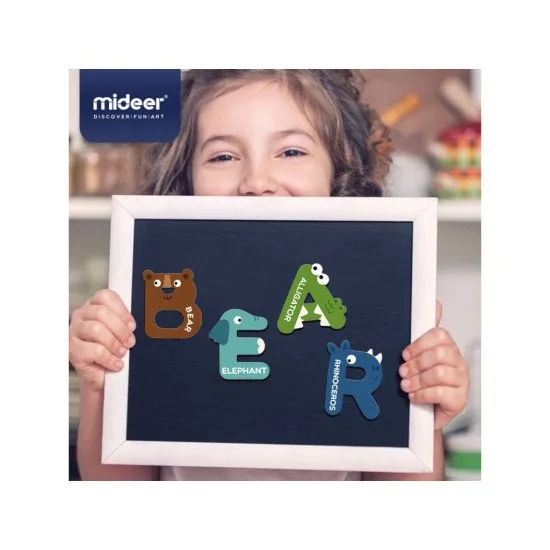 Mideer Magnetky Abeceda Zvířátka Krásné magnetky, kde každé písmenko má tvar zvířátka. Na písmenku je také anglicky napsané, které zvířátko ztvárňuje.
