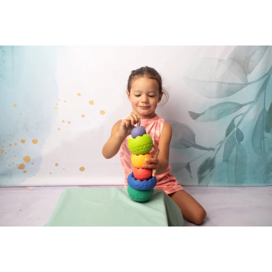 Kreativní hračka, která povzbuzuje batolata, aby objevovala své smysly, učí motorickou a vizuální koordinaci a prostorové vnímání. 