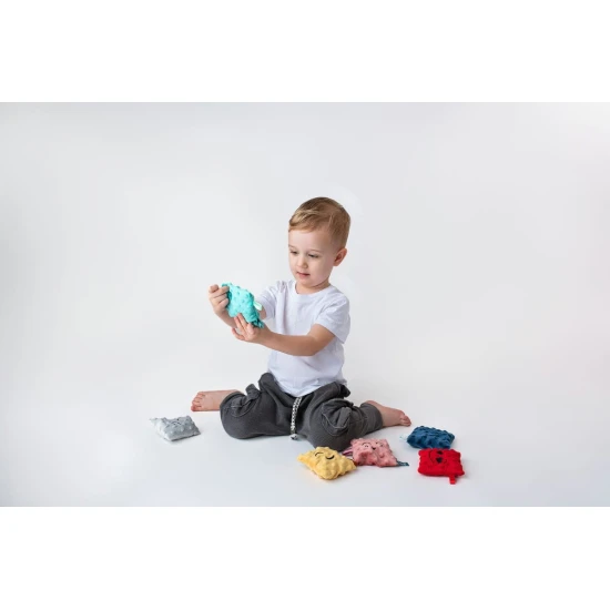 Sada 10 polštářů, které srozumitelným způsobem znázorňují běžné emoce. 