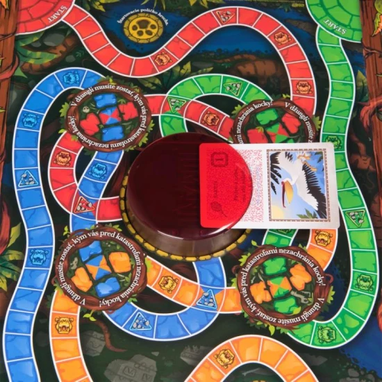 Hra Jumanji SK: Zábava s dekodérem, kartami nebezpečí a přesýpacími hodinami.