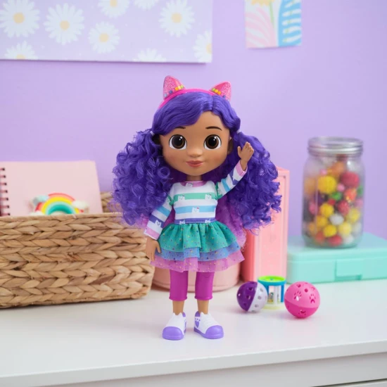 Gabby's Dollhouse – interaktivní panenka „Zpívej a oslavuj“ se zvuky Panenka Zpívej a oslavuj s oboustrannou kočičí čelenkou