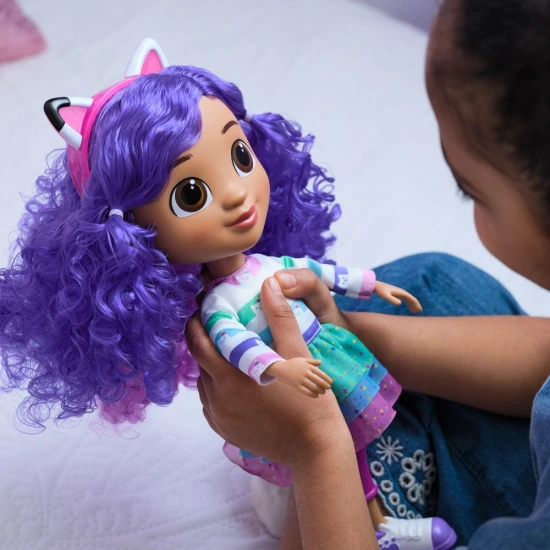 Gabby's Dollhouse – interaktivní panenka „Zpívej a oslavuj“ se zvuky Panenka Zpívej a oslavuj s oboustrannou kočičí čelenkou