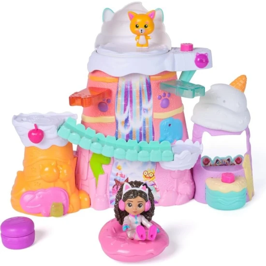 Gabbyin kouzelný domeček – Velká cukrárna Gábinin kouzelný domek – Velká cukrárna z filmu Gabby's Dollhouse s 3 figurkami a několika akčními zónami pro hraní scén a kreativní zábavu.
