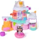 Gabbyin kouzelný domeček – Velká cukrárna Gábinin kouzelný domek – Velká cukrárna z filmu Gabby's Dollhouse s 3 figurkami a několika akčními zónami pro hraní scén a kreativní zábavu.