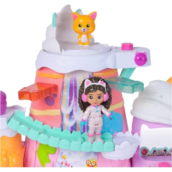 Gabbyin kouzelný domeček – Velká cukrárna Gábinin kouzelný domek – Velká cukrárna z filmu Gabby's Dollhouse s 3 figurkami a několika akčními zónami pro hraní scén a kreativní zábavu.