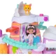Gabbyin kouzelný domeček – Velká cukrárna Gábinin kouzelný domek – Velká cukrárna z filmu Gabby's Dollhouse s 3 figurkami a několika akčními zónami pro hraní scén a kreativní zábavu.