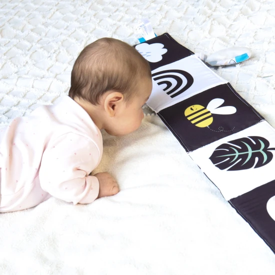 Oboustranná textilní knížka pro nejmenší do kočárku, postýlky i na hrací deku.