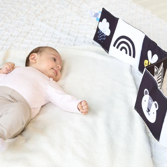 Oboustranná textilní knížka pro nejmenší do kočárku, postýlky i na hrací deku.